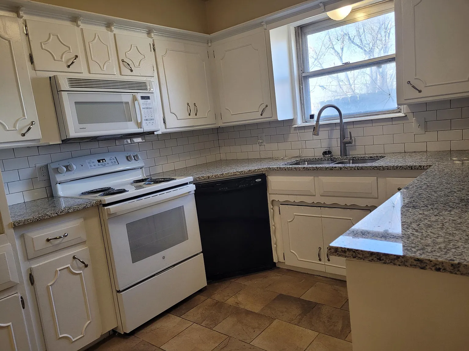 1208 W Peebly Dr — Photo 2