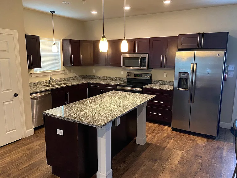 1807 Belle Vue Way — Photo 2