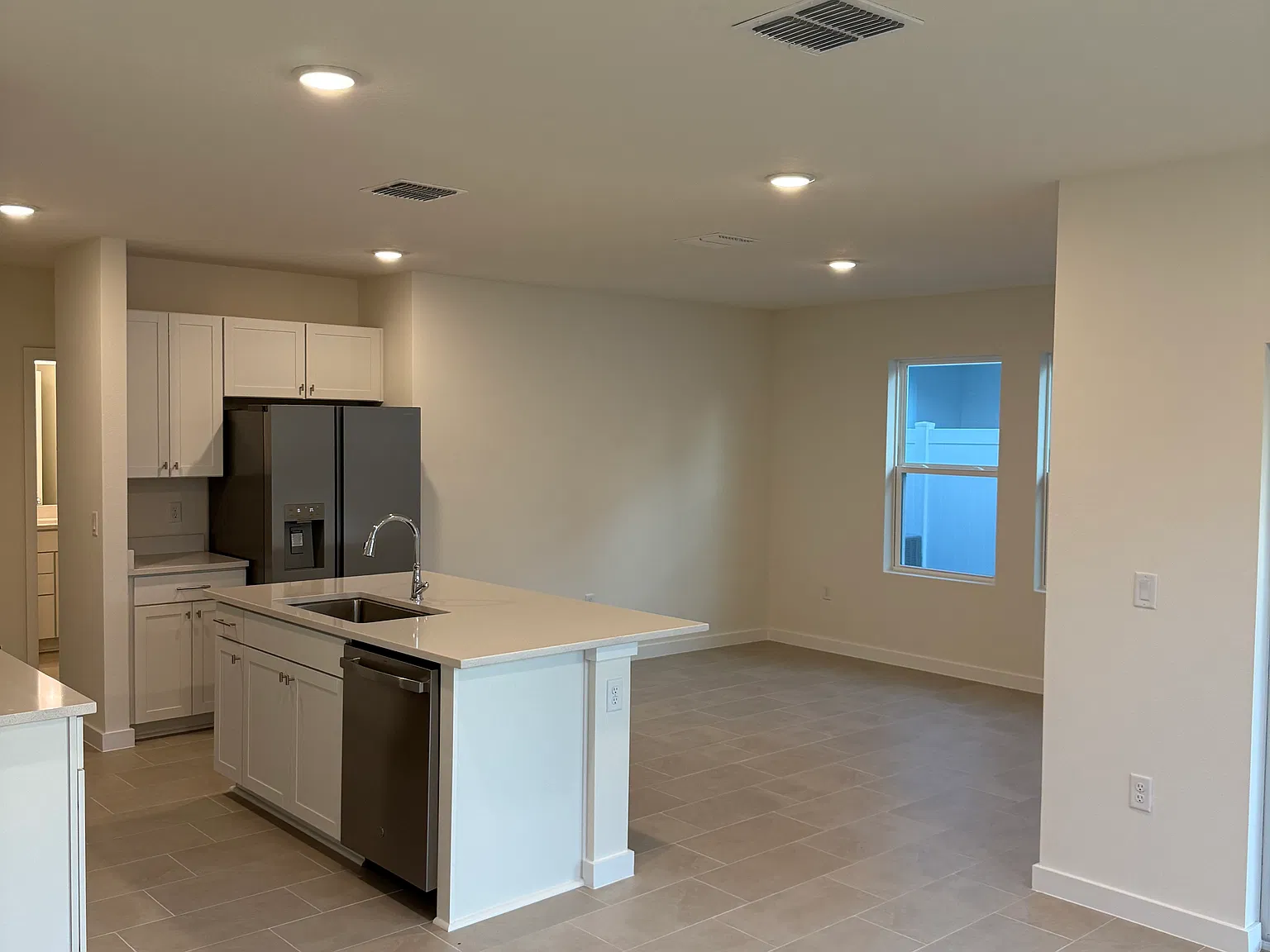 4 bed, 1679 sqft, $2,300 — Photo 3