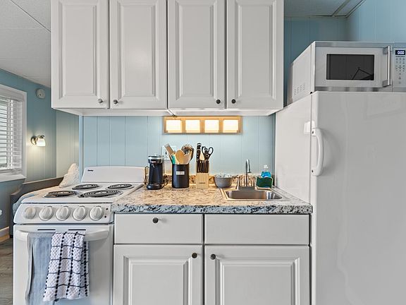 5th image of 46 E Grand Ave #467