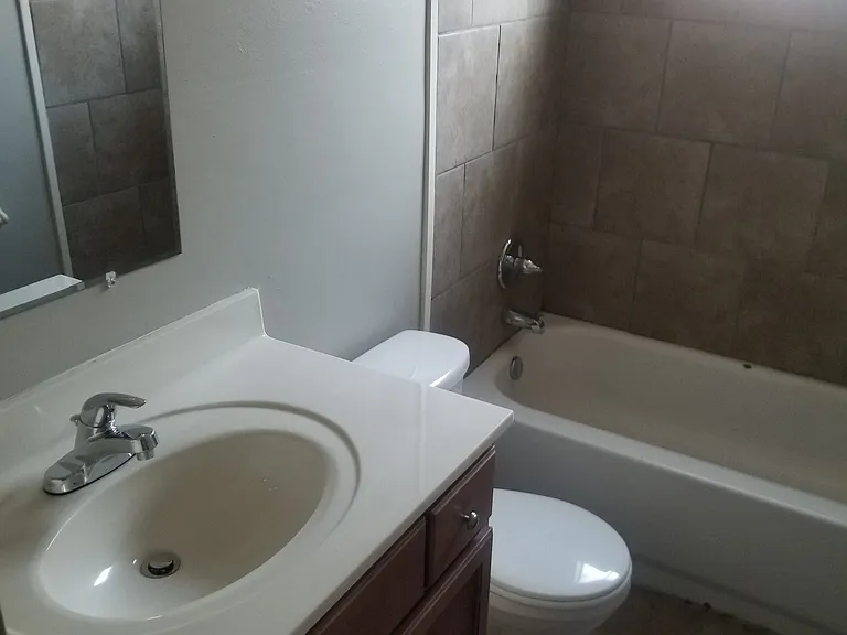 1335-1337 Halcomb Ln #1335 — Photo 5