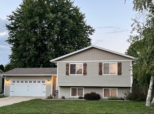 4327 Manor Park Dr NW, Rochester, MN 55901