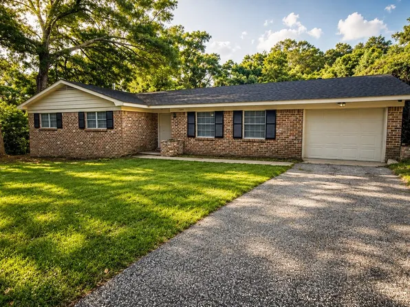 1254 Lake Cir W, Mobile, AL 36693