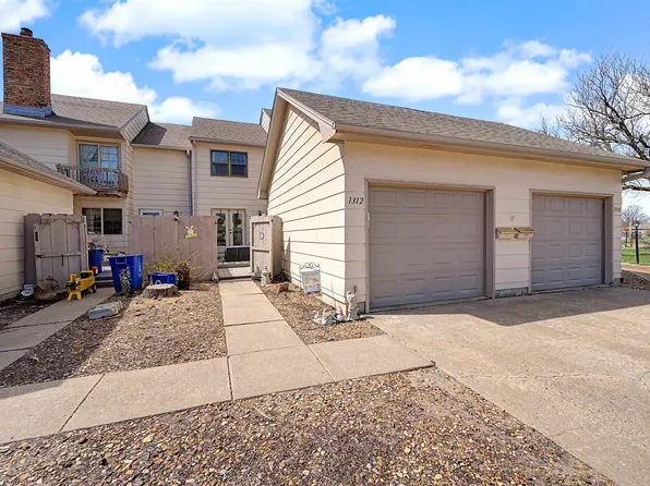 1312 Parkwood Dr, Salina, KS 67401