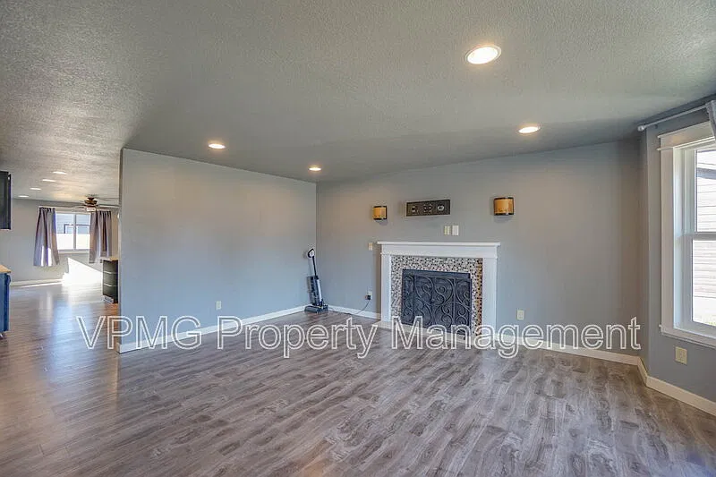 3 bed, 2.0 bath, 1242 sqft, $2,495 — Photo 4