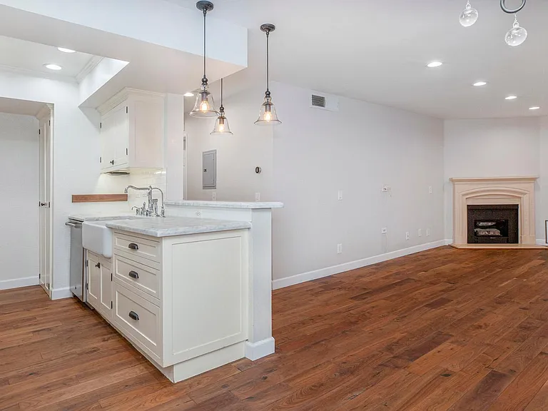 460 Oak St — Photo 5