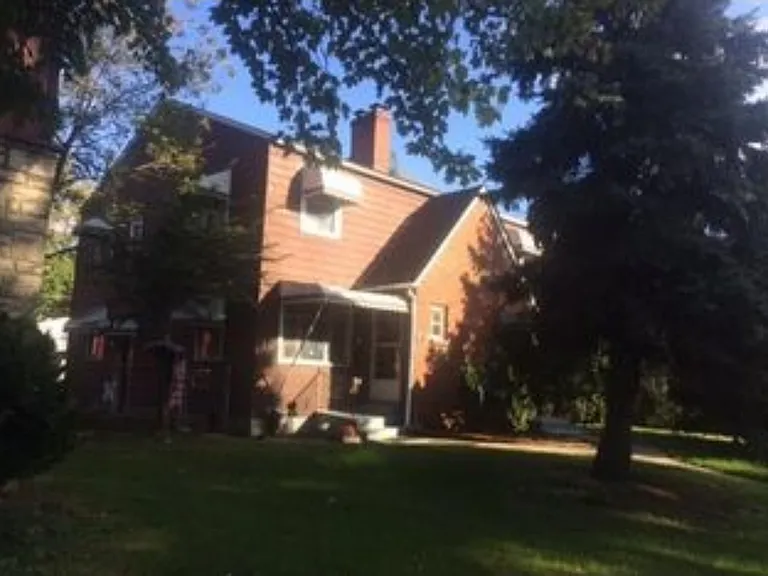 340 S Powell Ave — Photo 2