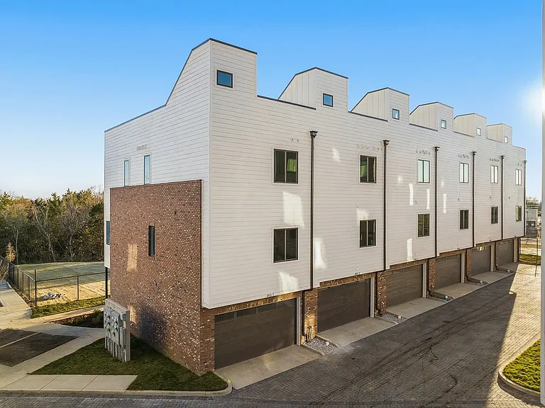 506 W Trinity Ln — Photo 24
