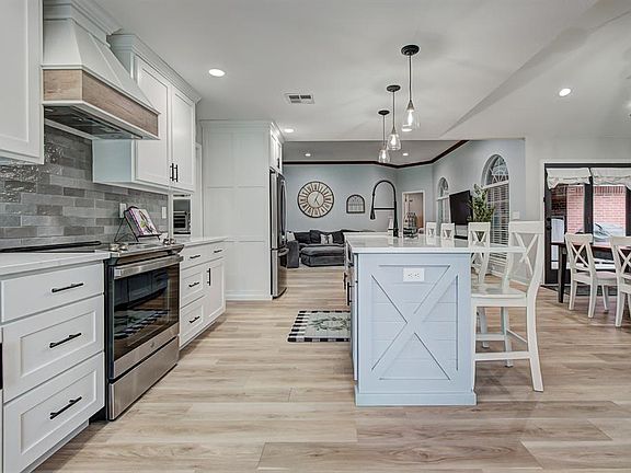 2nd image of 2207 Oak Leaf Cir