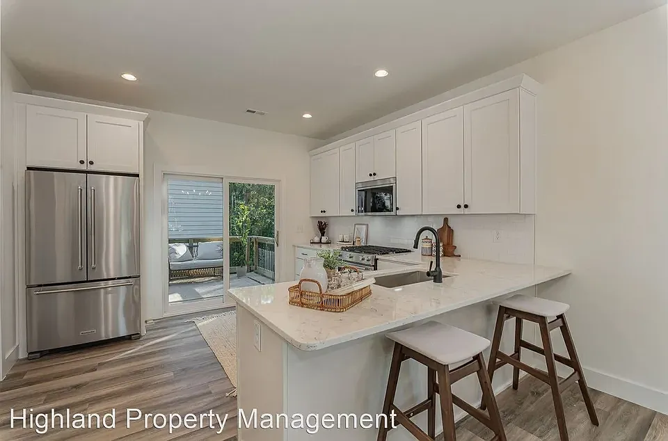 3 bed, 2.5 bath, 1200 sqft, $2,400 — Photo 4