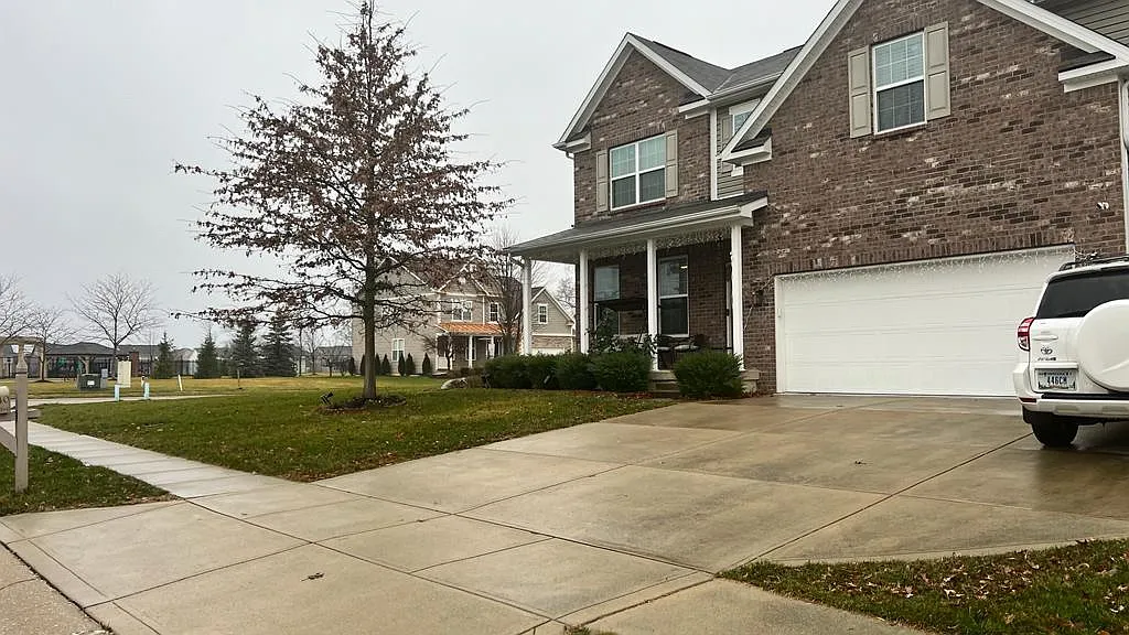 4 bed, 3.5 bath, 3840 sqft, $3,145 — Photo 2