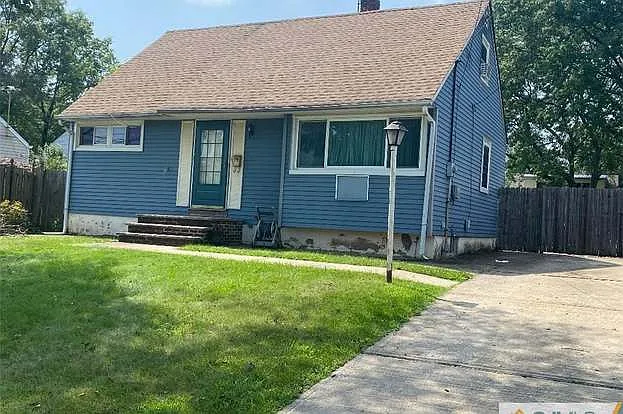 77 Plymouth Dr — Photo 2