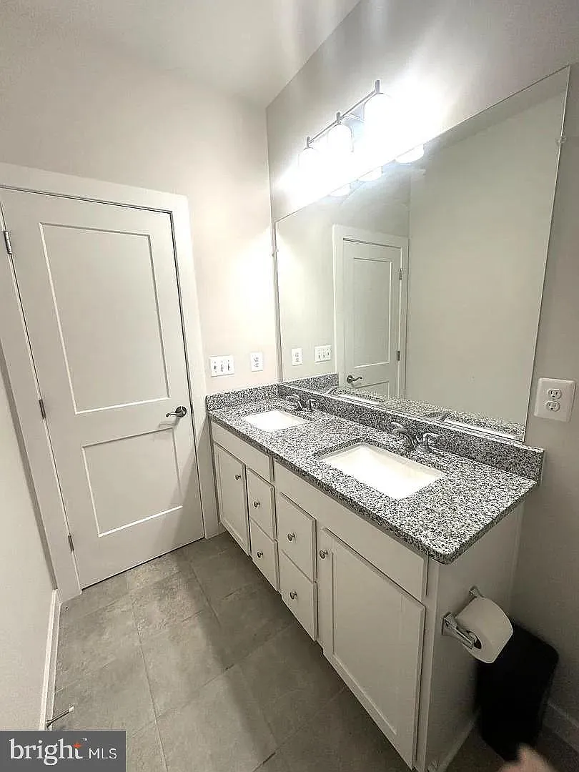 3 bed, 2.5 bath, 2344 sqft, $3,950 — Photo 4