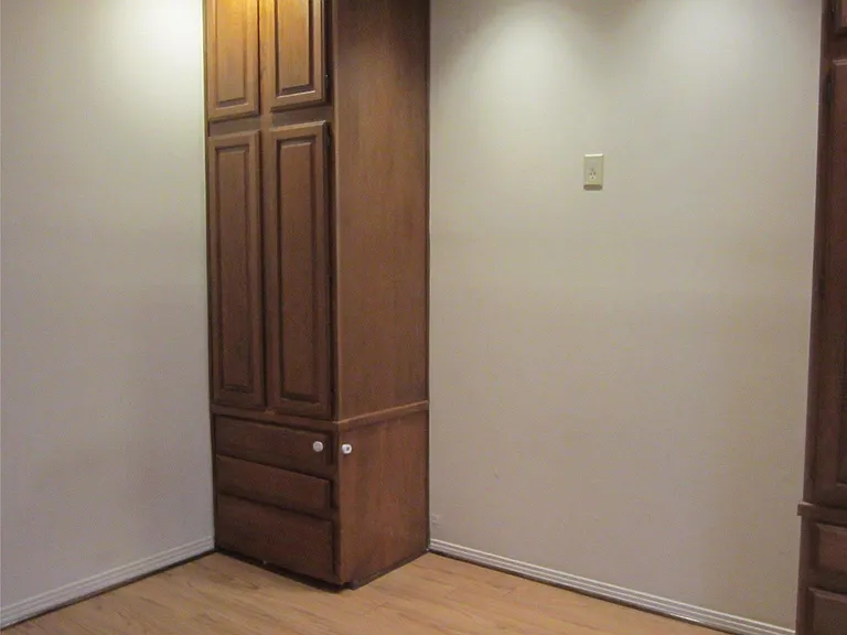 512 W Polk St — Photo 8