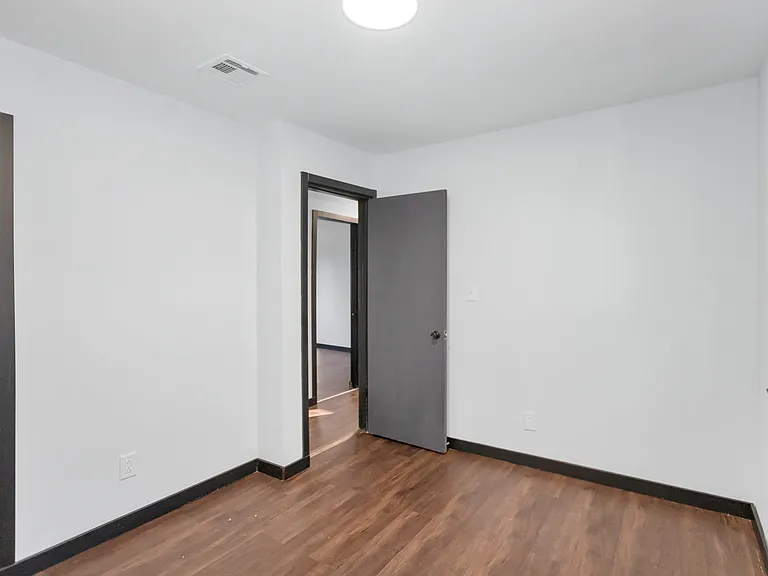 Arthur Ave — Photo 10