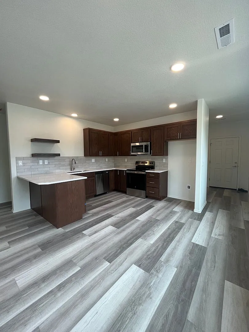 3-Bedroom 2.5-Bathroom Townhouse in Friendly Neighborhood — Photo 1