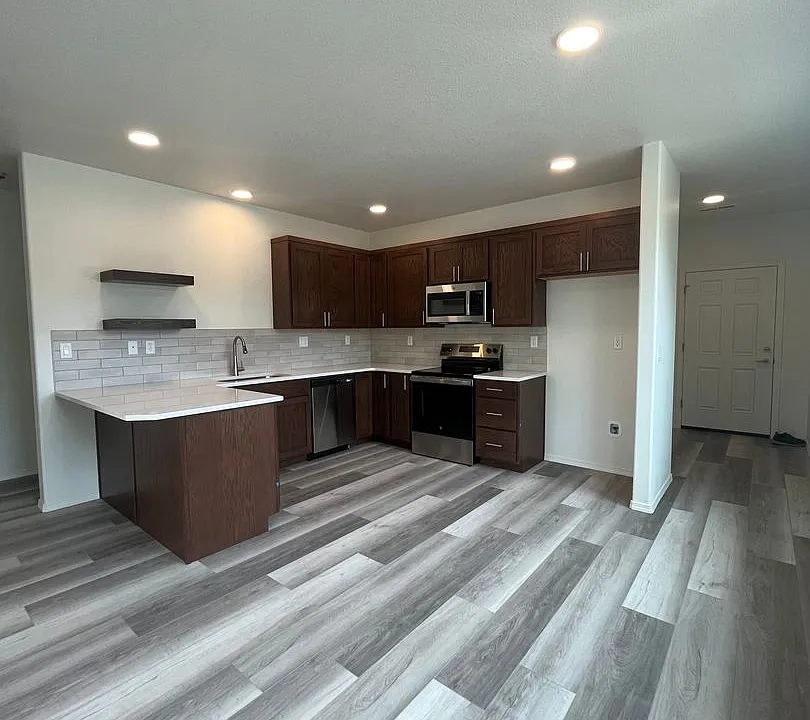 975 W 27th Ave