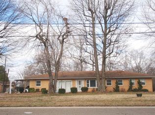 601 Memorial Dr, Paris, TN 38242