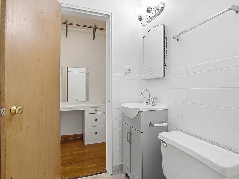 South Josephine Apartments — Photo 32