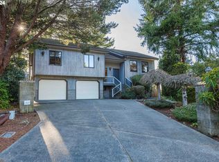 940 Lake Ct, Coos Bay, OR 97420