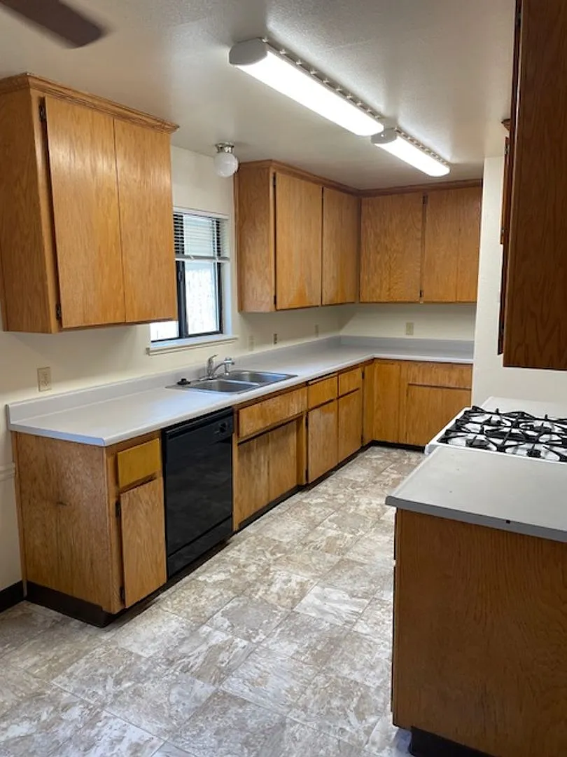 Shasta Lake Home with new LVP!! — Photo 4