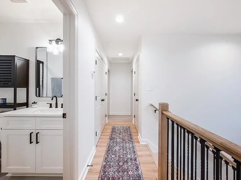526 Essex St — Photo 17