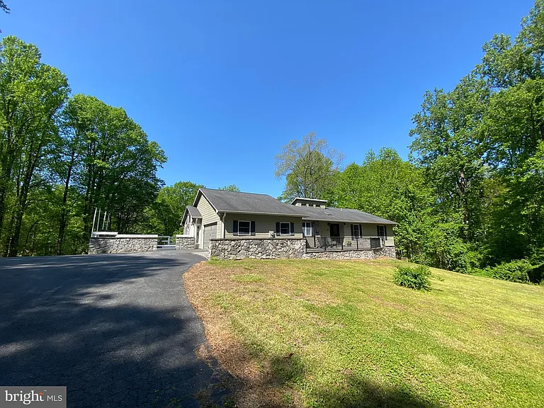 1251 Hinton Dr — Photo 2