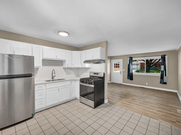 321 Arrow St, Pekin, IL 61554