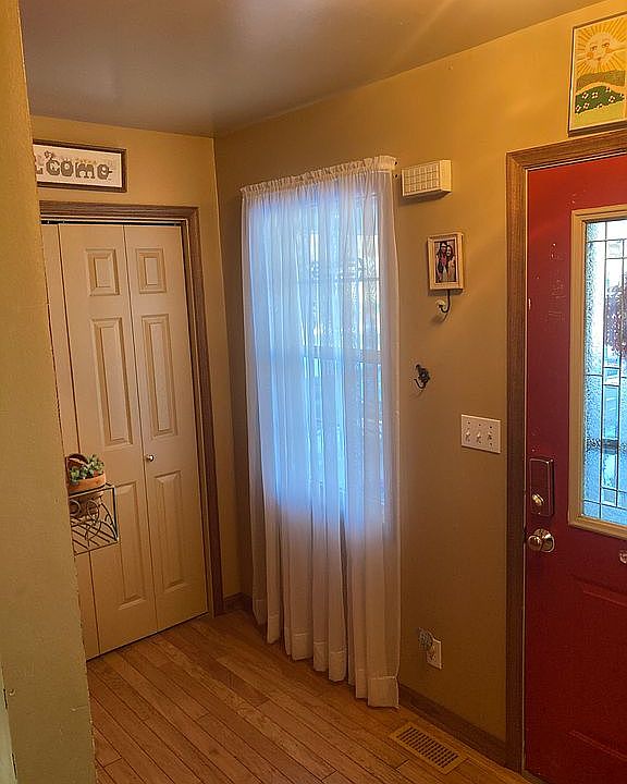 Front foyer/door & closet