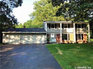 92 Farm Brook Dr, Rochester, NY 14625