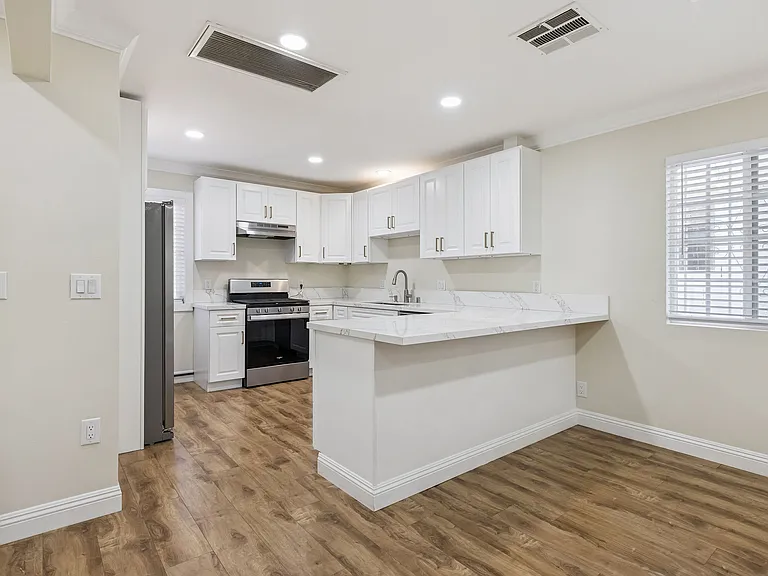 2106 Crenshaw Blvd — Photo 14