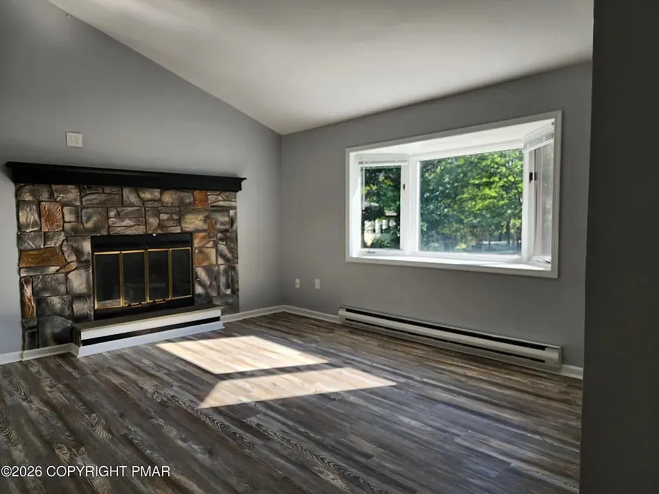 2 bed, 976 sqft, $1,900 — Photo 2
