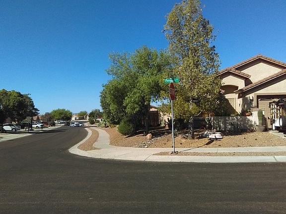 3rd image of 2544 E Petroglyph Ln