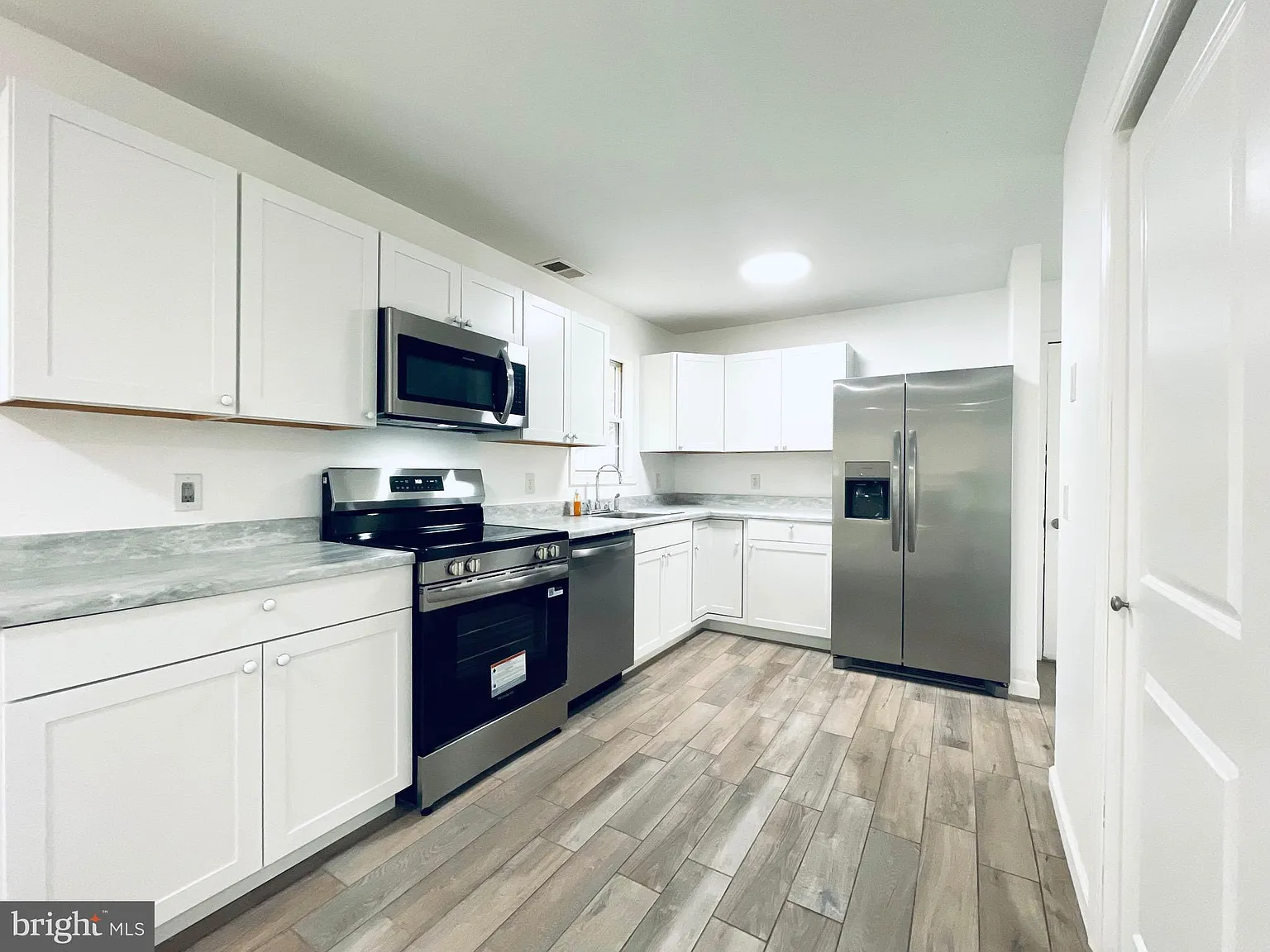 6 bed, 2.0 bath, 2328 sqft, $3,000 — Photo 4