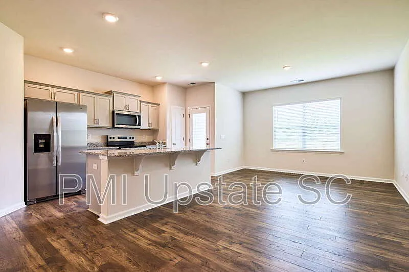 3 bed, 2.5 bath, 1429 sqft, $1,650 — Photo 2