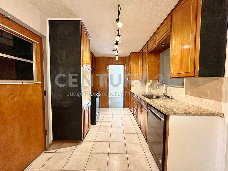 1209 Irwin Dr — Photo 5