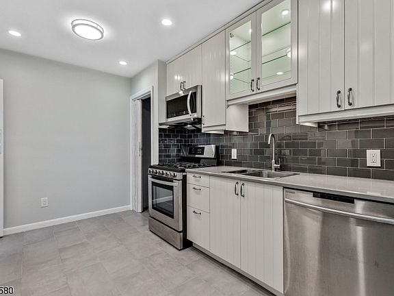 4th image of 26 Greenwood Ave