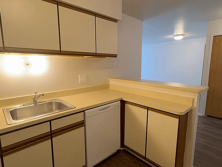 Lakeside Village Apartments — Photo 77