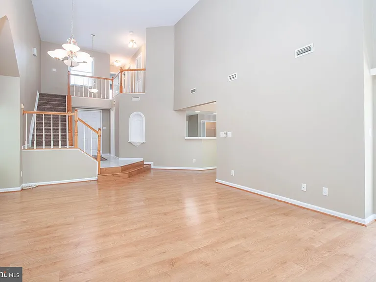 207 Southampton Ct — Photo 4