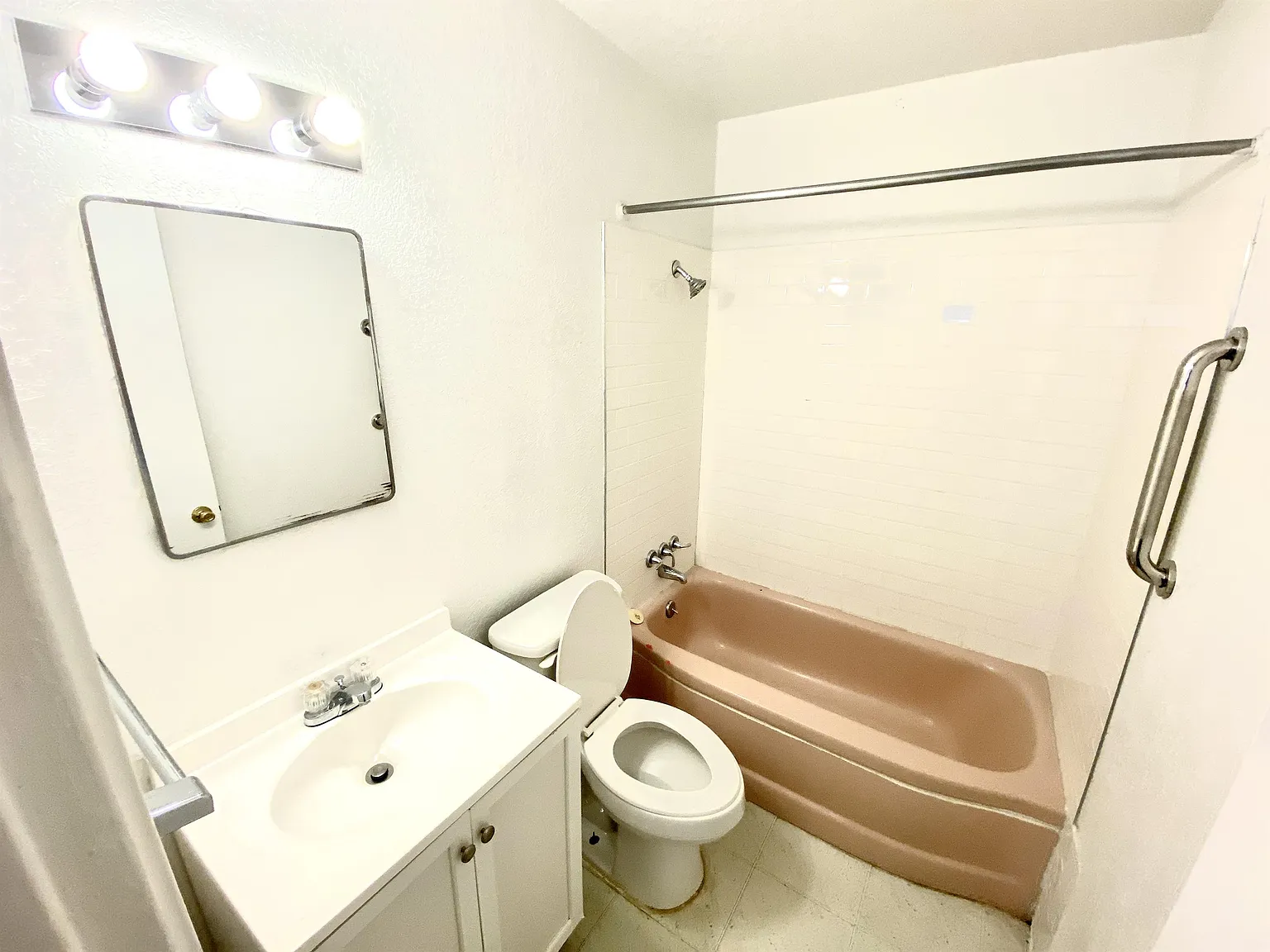 Cozy Nest Apartments - 9 — Photo 4