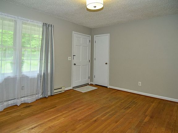 5th image of 122 N Wonder Dr