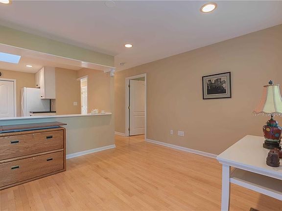 4th image of 15 Windsor Cir