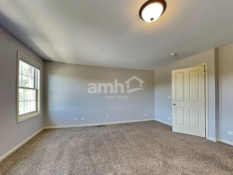 576 N River St — Photo 11
