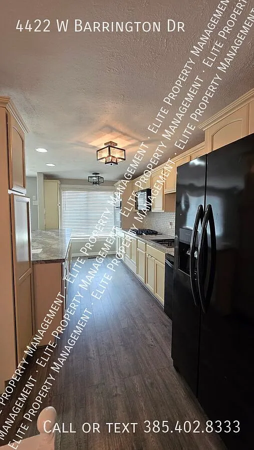4 bed, 2 bath — Photo 3