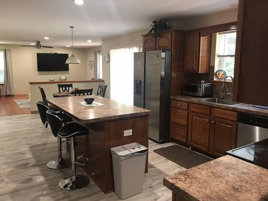 4 bed, 2943 sqft, $3,800 — Photo 2