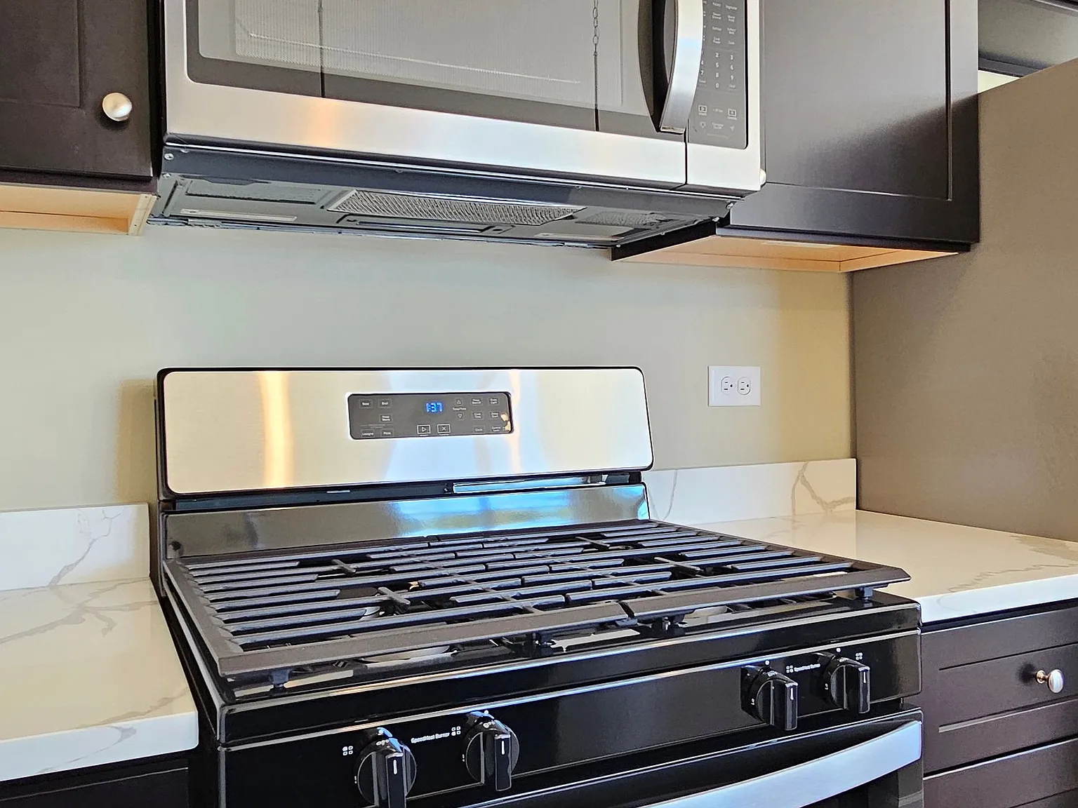 1 bed, 869 sqft, $2,080 — Photo 3