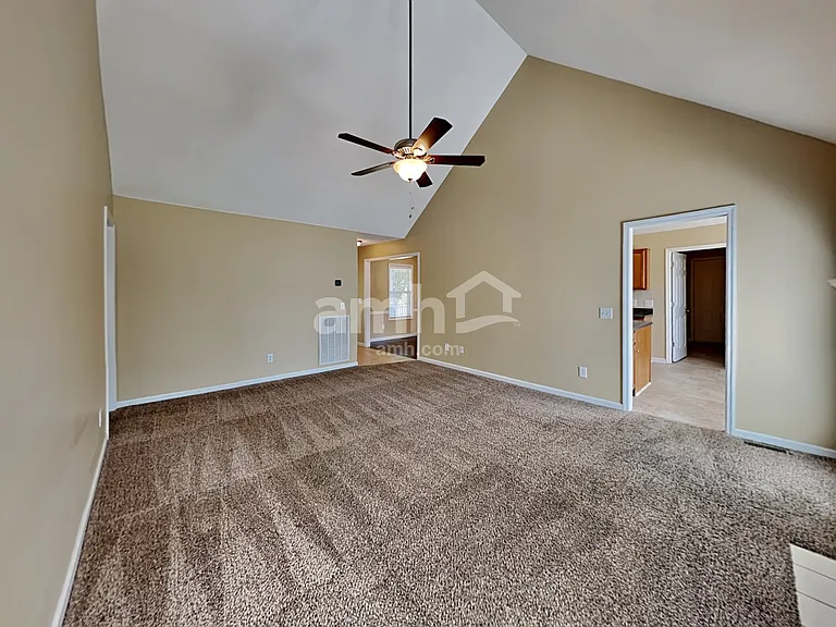 115 Crenshaw Dr — Photo 5