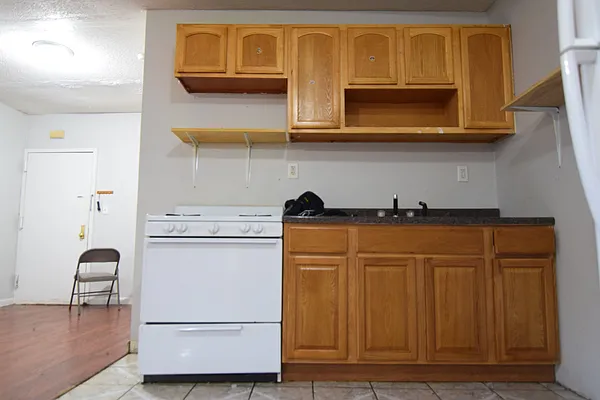 Rented by Safdie Realty Group | media 3