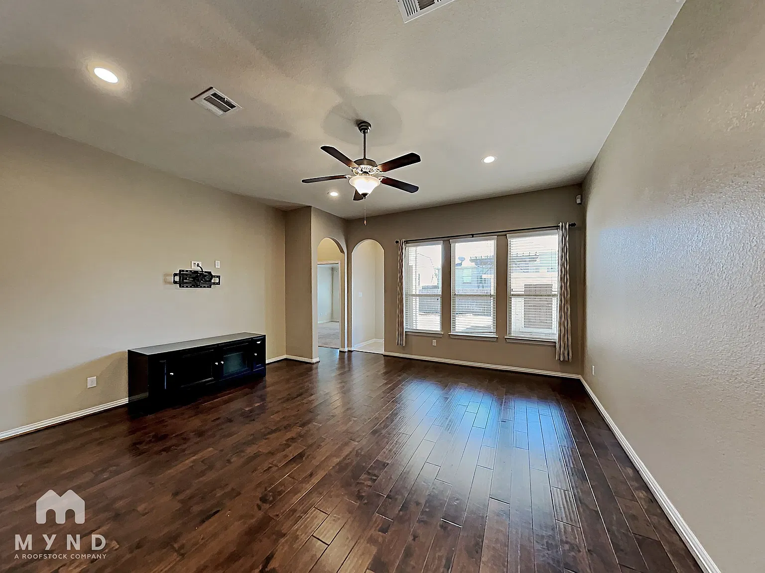 3 bed, 2.0 bath, 1834 sqft, $2,350 — Photo 2