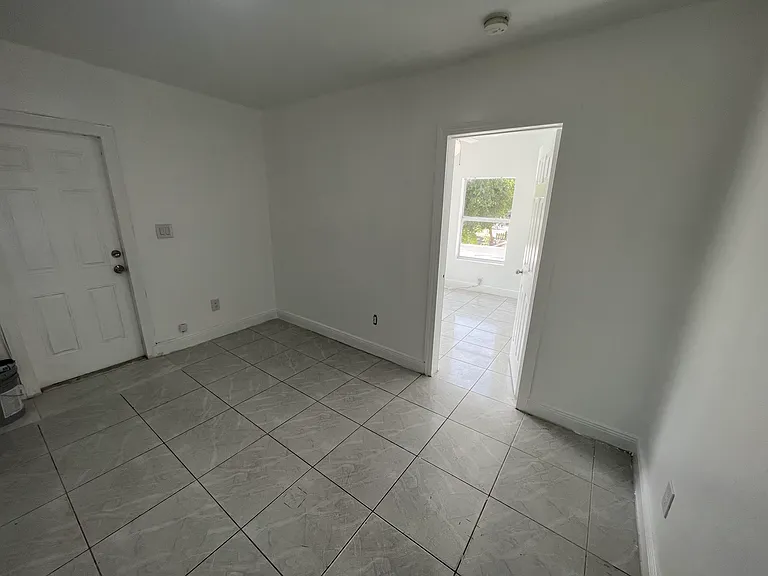 1935 SW 2nd St #5 — Photo 3